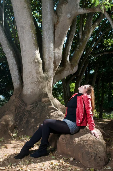 Woman in fall under a tree — Stock Photo, Image