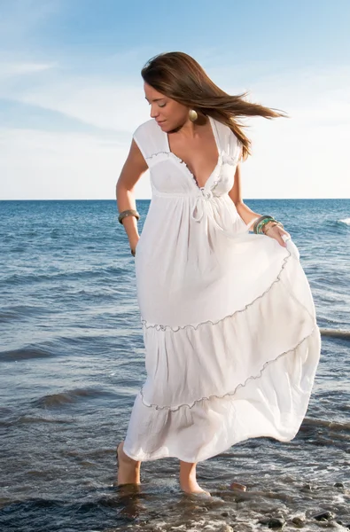 Ragazza in abito bianco — Foto Stock