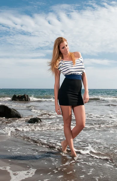 Menina loira vestindo roupas de salão — Fotografia de Stock