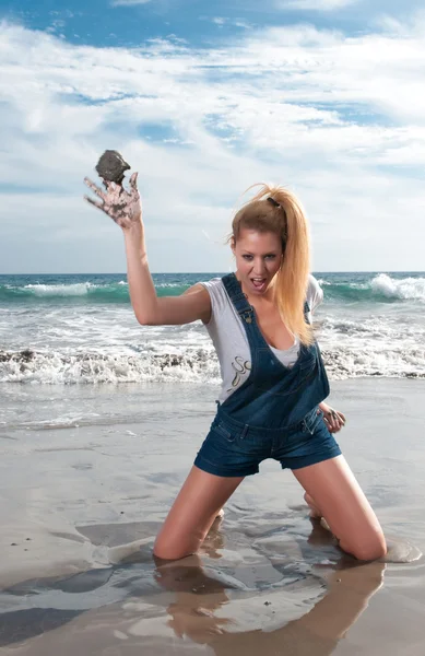 Mujer traviesa en la playa — Foto de Stock