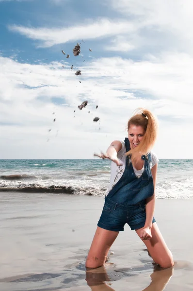 Stygg kvinna vid havet — Stockfoto