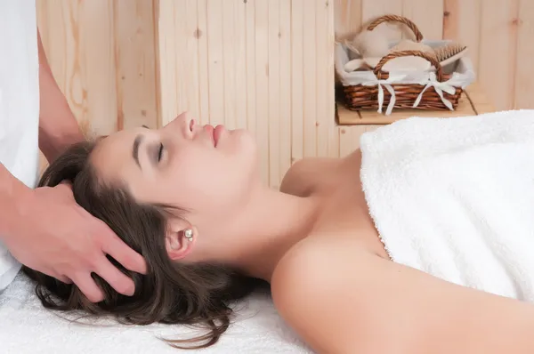 Vrouw met een ontspannende massage — Stockfoto