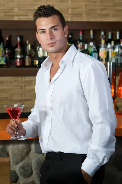 Mooie man drinken rode martini — Stockfoto