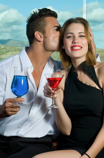 Casal feliz com bebidas — Fotografia de Stock