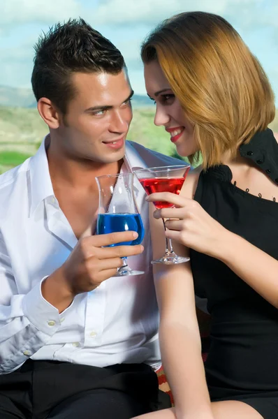 Casal romântico beber — Fotografia de Stock