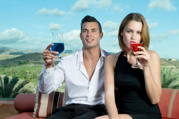 Man and woman with cocktails — Stock Photo, Image