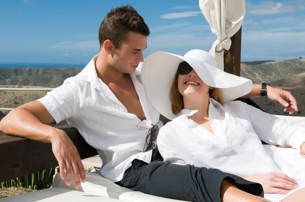 Young couple smiling — Stock Photo, Image