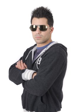 güneş gözlüklü adam