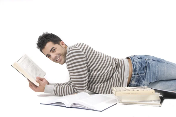 Jovem lendo um livro — Fotografia de Stock