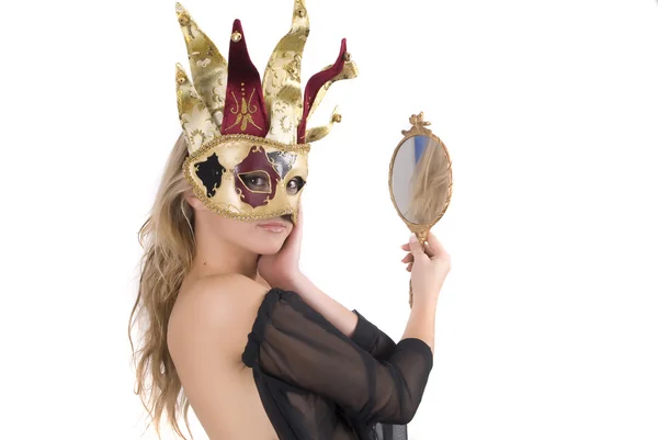 Kvinna med carnival Venedig mask och spegel — Stockfoto