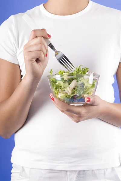 Mulher comendo salada — Fotografia de Stock