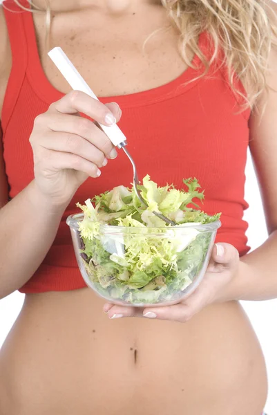 Žena s zeleným salátem jíst normální jídlo — Stock fotografie