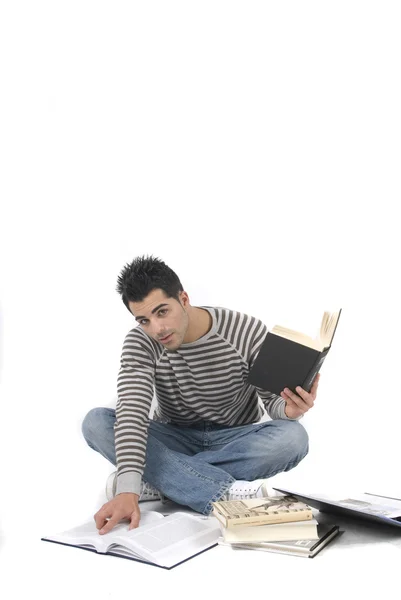 Человек, сидящий на полу и изучающий — стоковое фото