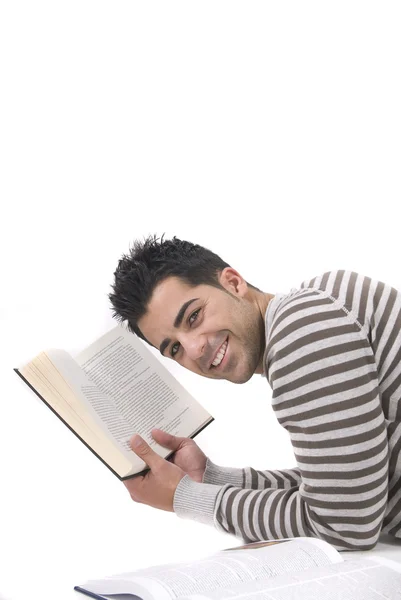 Man die een boek leest — Stockfoto