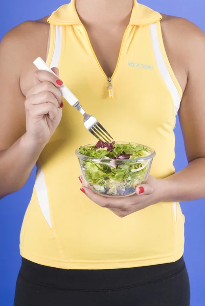 Mujer con ensalada verde para comer comida sana — Foto de Stock