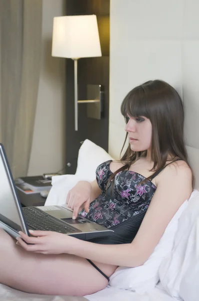 Kadın yatakta onu laptop ile kullanma — Stok fotoğraf