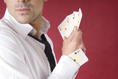 poker oyuncusu ve onun kol as
