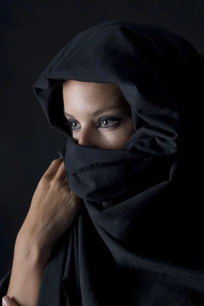 Arabische vrouw met zwarte sluier — Stockfoto