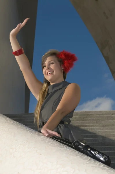 Młoda kobieta na schody macha — Zdjęcie stockowe