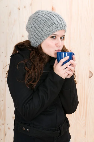 Vrouw met kopje koffie — Stockfoto