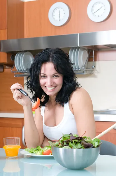 Mulher desfrutando de sua salada . — Fotografia de Stock