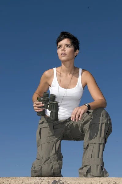 Beautiful girl in military clothes and binoculars — Stock Photo, Image