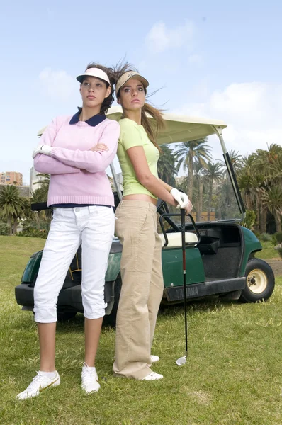 Deux joueurs de golf avec voiture de golf — Photo