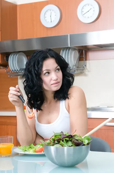 Mujer disfrutando de su ensalada . —  Fotos de Stock