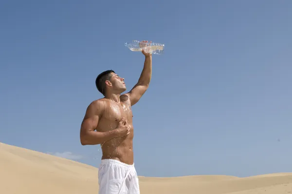 Hombre vertiendo agua sobre el cuerpo — Foto de Stock