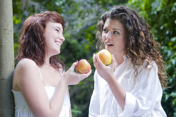 Jovens mulheres comendo uma maçã — Fotografia de Stock