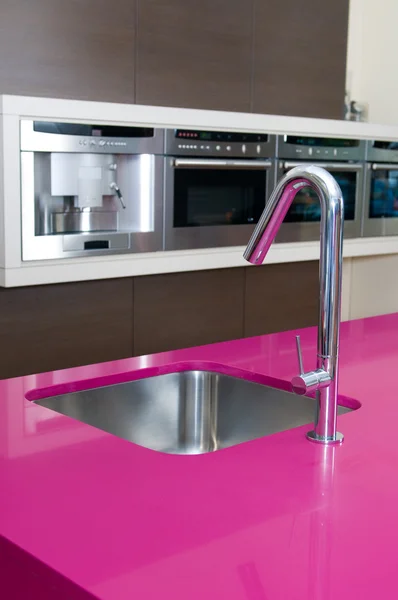 Wasserhahn in der modernen Küche — Stockfoto
