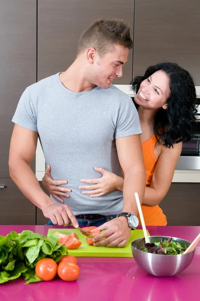 Пара на кухне с салатом — стоковое фото