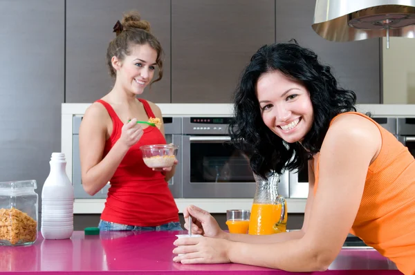 Mulheres com suco de laranja e flocos — Fotografia de Stock