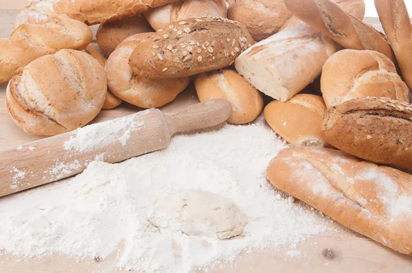 Свежий хлеб и рулоны — стоковое фото