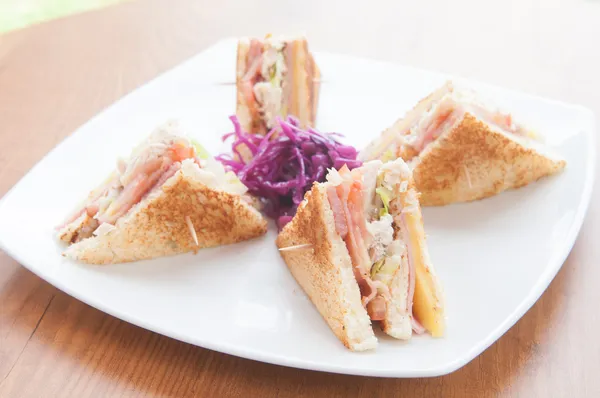 Kyckling club sandwich i en vit platta — Stockfoto