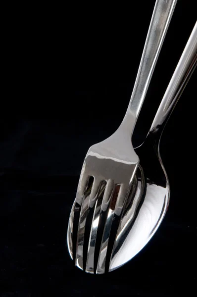 Cuchara y tenedor en fondo negro — Foto de Stock