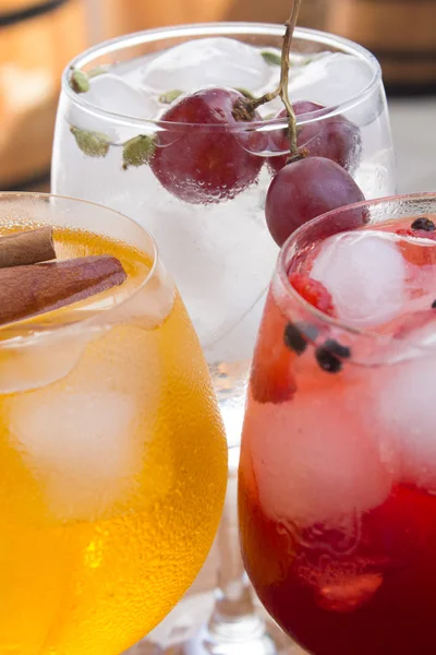 Gekleurde drankjes of cocktails in een bar — Stockfoto