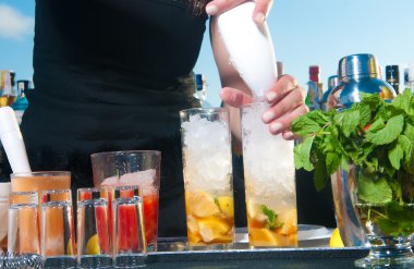 kadın kokteyl hazırlama