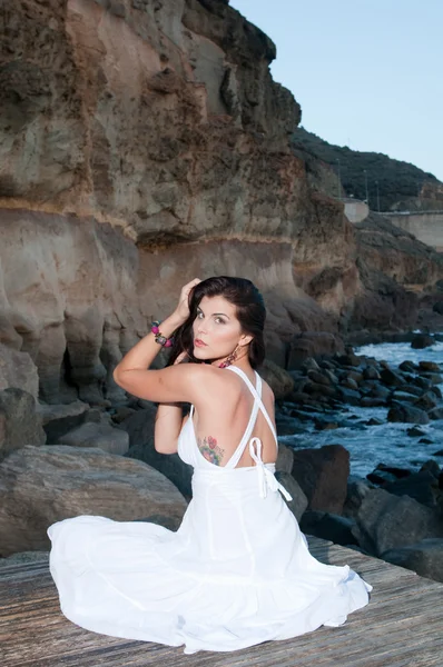 Mujer sentada en el muelle — Foto de Stock