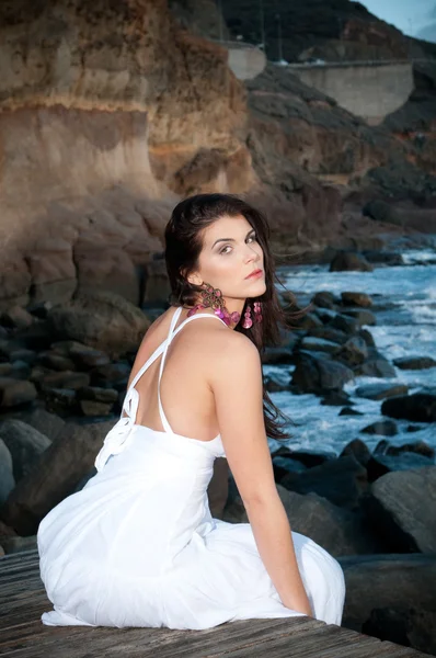 Mujer sentada en el muelle —  Fotos de Stock