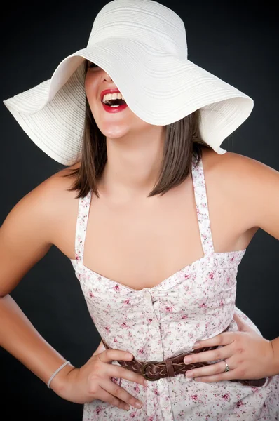 Vrouw in witte hoed — Stockfoto