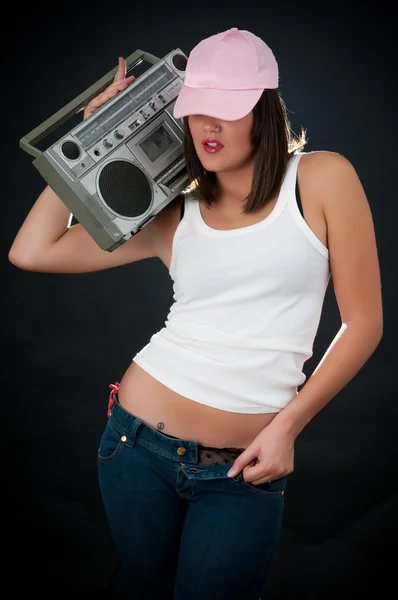 Kobieta z retro boom box — Zdjęcie stockowe