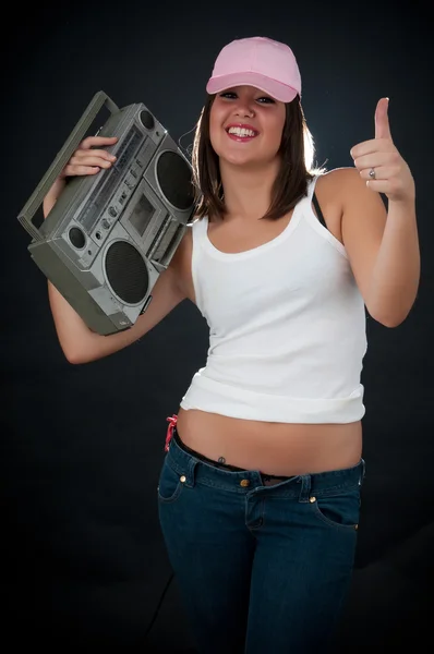 Vrouw met retro boom box — Stockfoto