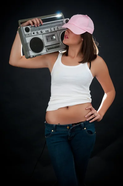 Kobieta z retro boom box — Zdjęcie stockowe