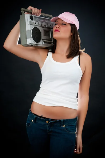 Kobieta z retro boom box — Zdjęcie stockowe