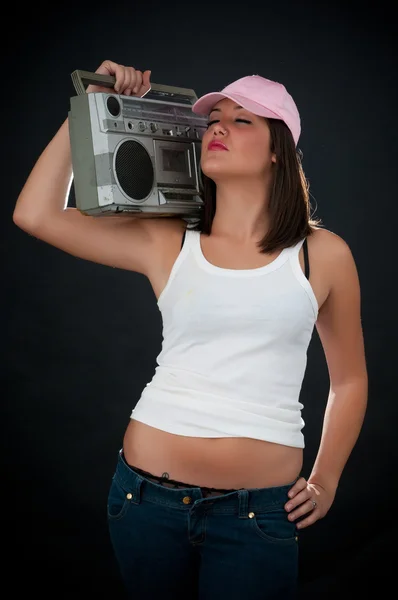 Frau mit Retro-Boom-Box — Stockfoto