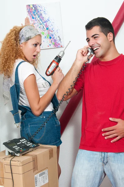 Couple travaillant dans leur nouvelle maison — Photo