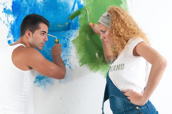 Pintura de pareja en casa — Foto de Stock