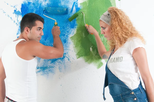 Pintura de pareja en casa — Foto de Stock