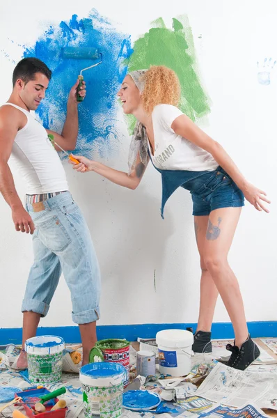 Paar malt zu Hause — Stockfoto